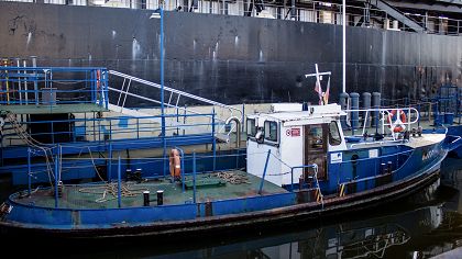 Vorschaubild eines Arbeitsschiffes im Hafenbecken