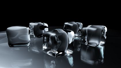 fünf Eiswürfel auf einem spiegelglatten Untergrund