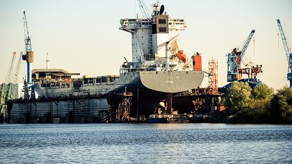 Vorschaubild eines Schwimmdocks in dem ein Frachter liegt