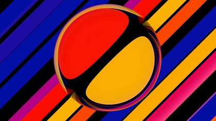 Vorschaubild Draufsicht auf eine Glaskugel auf bunten Untergrund